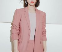 杨紫一身粉色西装温柔又甜美,真的早该这样穿了