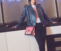 杨紫皮衣搭配纱裙帅气又甜美,早该这样穿了