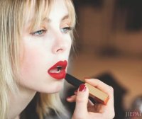 能穿高定“吸烟装”的口红，一看就知不简单