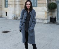 杨幂一身套装穿搭,超显年轻