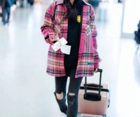 蒋梦婕机场街拍撞衫杨幂，穿同一款粉色格纹外套，美得像少女