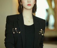 杨紫穿黑色西装出席活动,气质俱佳大玩“轻熟女”风