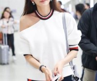 今年秋冬开始流行穿破洞卫衣？杨幂有气质，娜扎甜美，林志玲搭配最减龄