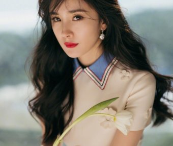 杨幂白裙秀长腿 波浪长发慵懒甜美