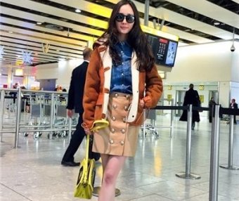 杨幂穿亮片装渔网短裙很有范,搭配高跟鞋更时尚