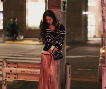 杨幂东京街拍,示范早春穿搭,优雅又迷人,女神范十足!