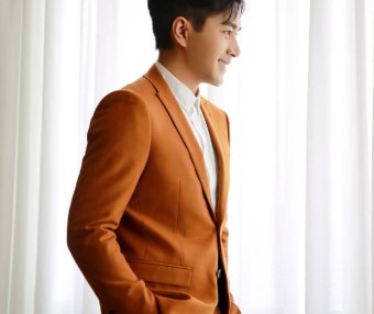 刘恺威身穿黄色西服高级又霸气