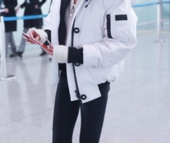 李溪芮穿2件羽绒服?看腿却还是熟悉的腿精!