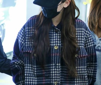 迪丽热巴穿7千多的男款格纹衬衫走机场,却被吐槽没有腰