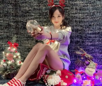 吴宣仪穿灰色卫衣秀大长腿，越来越时尚