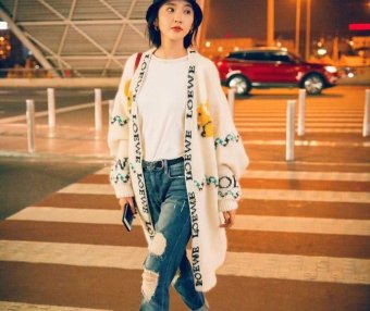 长款针织衫怎么搭配好看?学杨超越这样穿美翻了,时髦又显气质