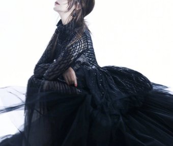 赵薇化身暗黑天鹅怒上烟熏妆表明态度