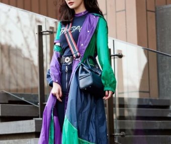 杨幂真是从小美到大，这腰看着绝对不到二尺吧！