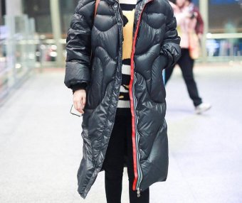 杨紫穿应援羽绒服走机场,内搭卫衣换个色显白太多,实力宠粉