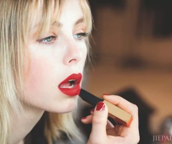 能穿高定“吸烟装”的口红，一看就知不简单