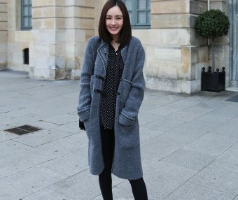 杨幂一身套装穿搭,超显年轻