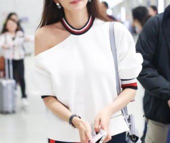 今年秋冬开始流行穿破洞卫衣？杨幂有气质，娜扎甜美，林志玲搭配最减龄