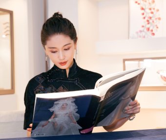 王子文出席活动 穿中国风刺绣立领连衣裙优雅大方