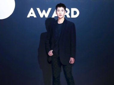 今年很火的狗啃刘海，易烊千玺、杨洋剪帅翻了，一般人驾驭不来