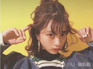 别再烫内扣了，今年流行“发髻卷”，减龄显嫩还瘦脸！