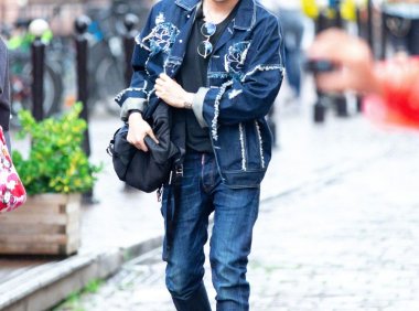 苏有朋豪气丸子头和约翰尼德普同台,气场真不输