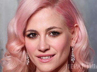 玫瑰金是什么颜色头发 欧美女星完美演绎玫瑰金发色