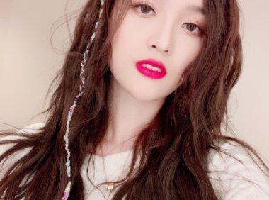 吴宣仪化浓妆太惊艳,口红性感爆棚!