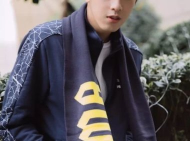 梁靖康干净清爽的短发，气质总能引起极度舒适