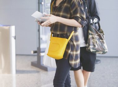 贾静雯针织衫配包臀裙优雅气质，搭配泡面刘海太减龄