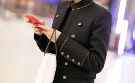 宋茜是有多喜欢小腰包？排练都戴着与短裤同款小腰包，个性又减龄