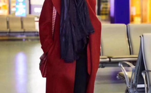 俞飞鸿机场街拍 长呢子大衣加过膝长靴,堪称经典!