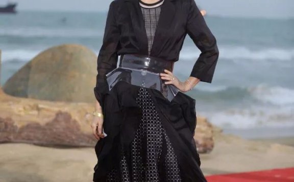 惠英红现在亮相在红毯上气质超好!