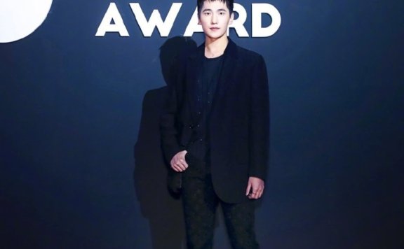 今年很火的狗啃刘海，易烊千玺、杨洋剪帅翻了，一般人驾驭不来