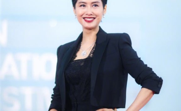 朱茵穿黑色套装时髦又高级,气质相貌都不输流量小花