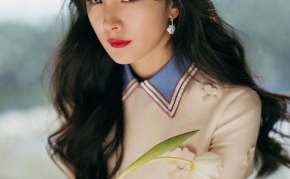 杨幂白裙秀长腿 波浪长发慵懒甜美