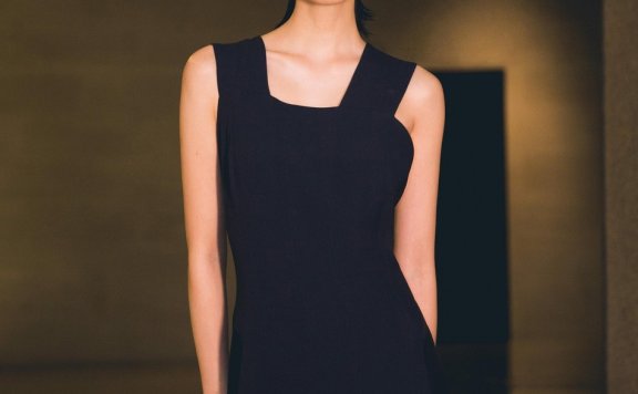 童瑶亮相某活动现场 蓝色长裙尽显时尚优雅