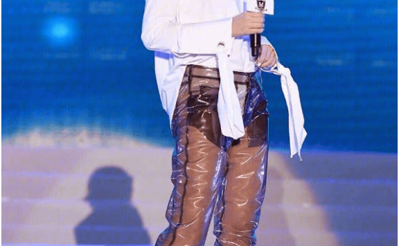 陈慧琳穿“透明裤”秀大长腿，网友：你可是当妈的人