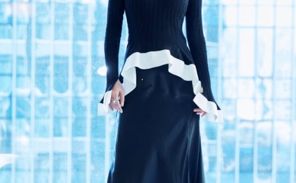 俞飞鸿穿黑色V领连衣裙优雅大气,气质太迷人