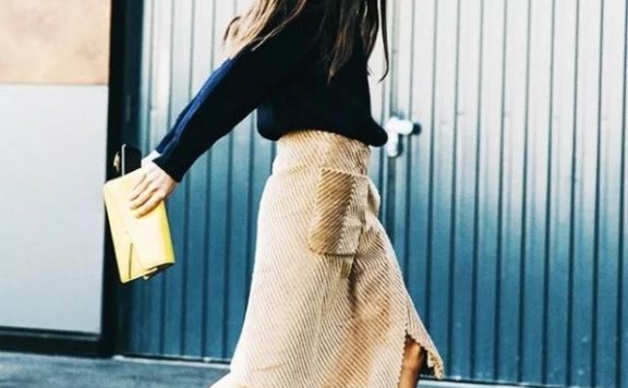 灯芯绒裙子配什么上衣 想美就是这么容易