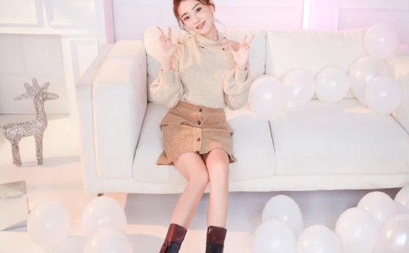 《双世宠妃》梁洁毛衣搭配超短裙，重回18岁，这腿太美了！