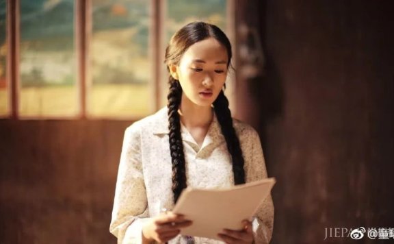 童瑶的气质太温婉了,这次斜刘海的造型加分不少呢