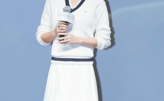 章子怡一袭亮片裙高调走红毯,发型选对美太多!未修图比精修图美