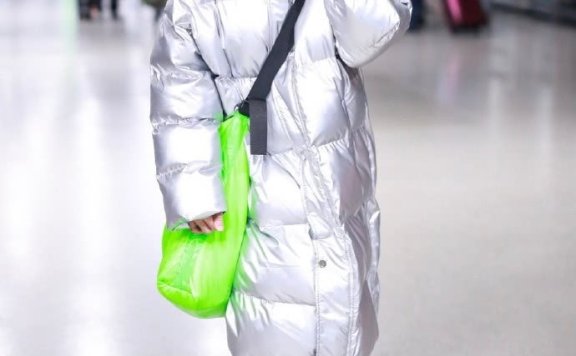 孙佳奇穿超长羽绒服显身高!