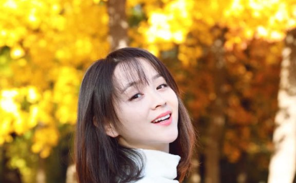 邓莎靠波波头嫩回18岁,搭配格子衫甜美又有少女感