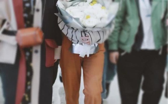 被《创造101》淘汰,机场却获众人簇拥,打扮减龄一笑超可爱