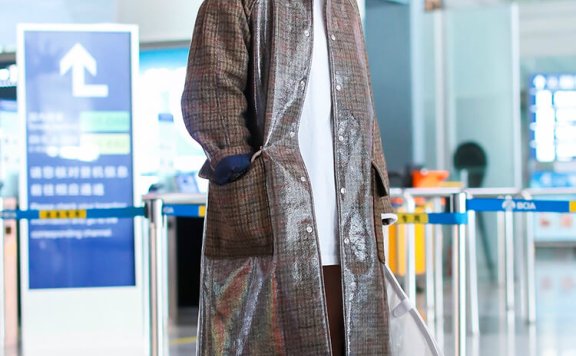 王紫璇机场街拍为秀腿真拼,零度以下也敢不穿裤子就出门