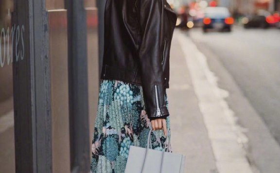 张俪身穿黑色皮衣搭配牛仔裤走机场