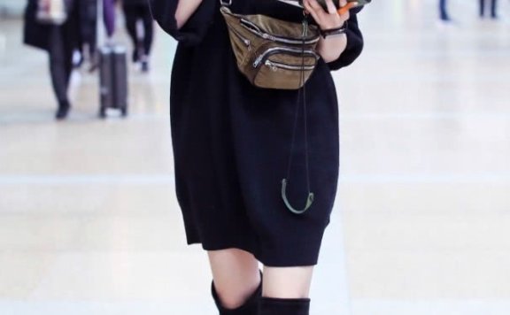 王紫璇把毛衣当裙穿,秀出的“鸵鸟腿”才牛