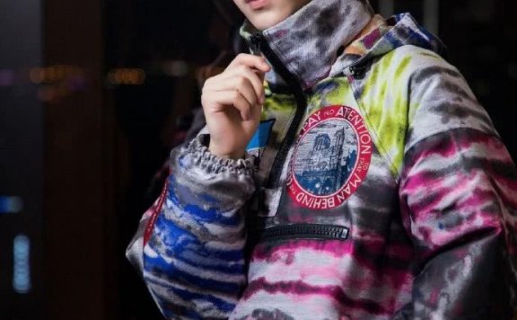 范丞丞身穿彩色外套配嫩黄色长裤,近照颜值惊艳众粉丝