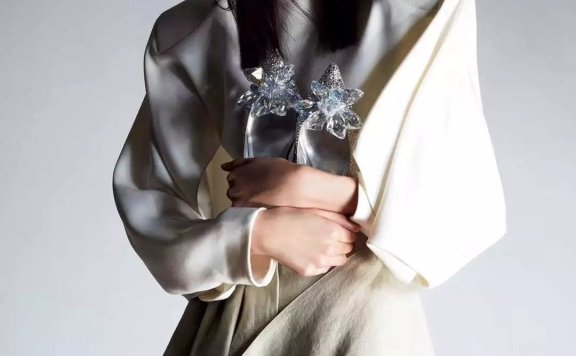 AFIA认证模特李芙瑶出镜《嘉人》新刊，演绎高级性感气场全开！​​​​